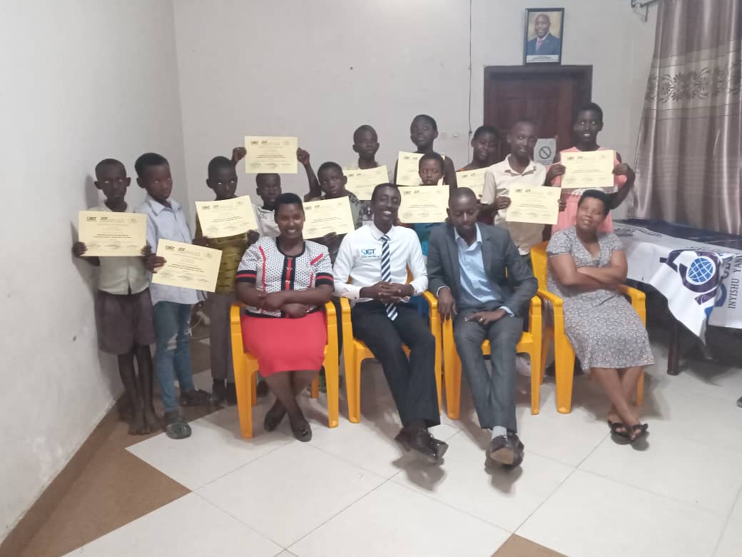 samedeco's tweet photo. @samedeco  en collaboration avec @inyishu_TIC via le centre @cubwenge ont organisé une formation en informatique de base #ICB pour les enfants en vacance d'été dans son programme #GoûtdesVacances https://t.co/ybYuOqevW5
