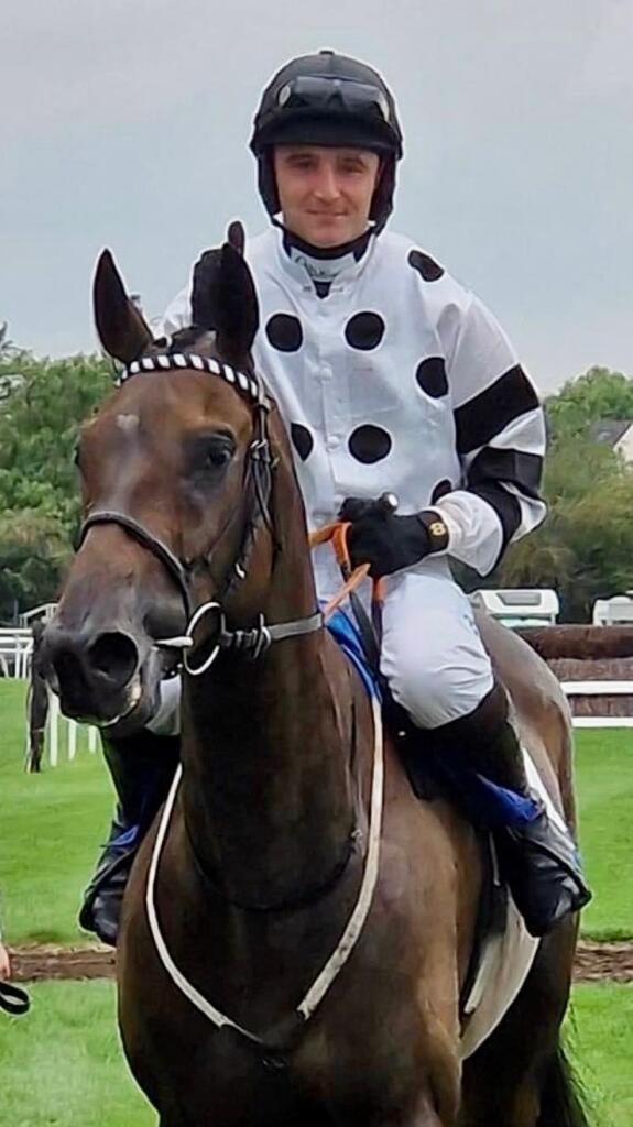 Delighted to win with Turpin Gold @stratfordraces for the Shinton family, given a lovely ride by @Sean_Houlihan1. Well done team