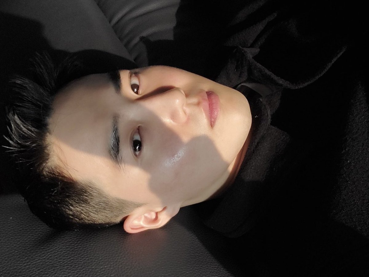 dailykjm's tweet photo. these junmyeon selcas https://t.co/X8FsdN2EiC