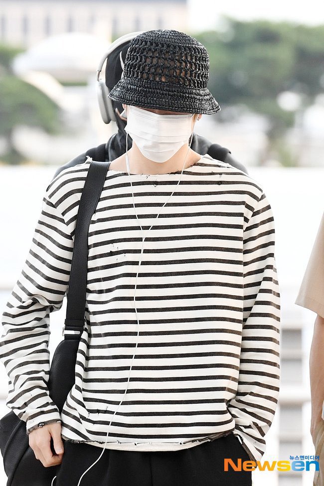 jaedoloops's tweet photo. does doie have wired earphone also??? or... 

credits: @/pastryyoung, newsmen https://t.co/pAPYve4Ta6