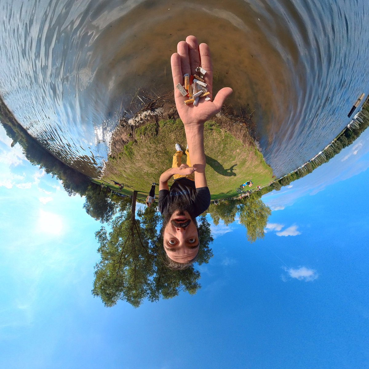 alexcio_'s tweet photo. Kurzer Besuch am #Rothsee und nur wenn man ein paar Sekunden direkt am Wasser entlang geht hat man schon eine Hand voll #Zigarettenstummel
#kippenstummel
#zigaretten #klimawandel https://t.co/PIJpavlmAl