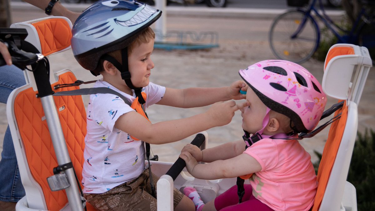 Nella bicicletta per famiglie Taga bike i bambini sono posizionati uno davanti all'altro e possono interagire tra di loro, possono giocare insieme parlare e divertirsi. #genitoriefigli #bicipieghevole #bicielettrica #tagabike #tagabikes #cargobikes #cargobike #donnobikes