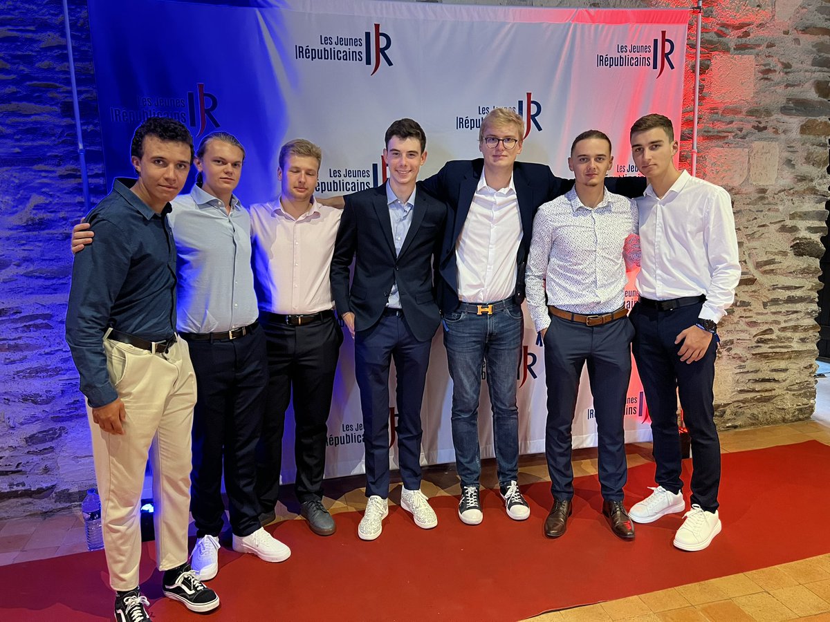 RaphaelChombart's tweet photo. Cet après-midi au #CampusJLR à Angers pour la rentrée des @jeunesreps ! La section dunkerquoise et du littoral est la plus importante de la fédération du Nord ;) https://t.co/wYWg4fekez