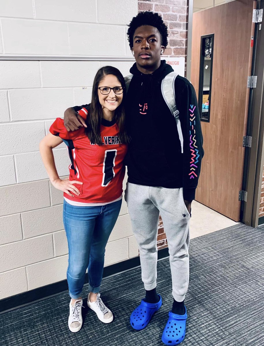 ClearBrookHS's tweet photo. Fridays are all about school spirit and honoring our teachers with jerseys for the day!! These teachers are BROOK proud!#weareclearbrook #onaquest https://t.co/7NcKiIrc7K