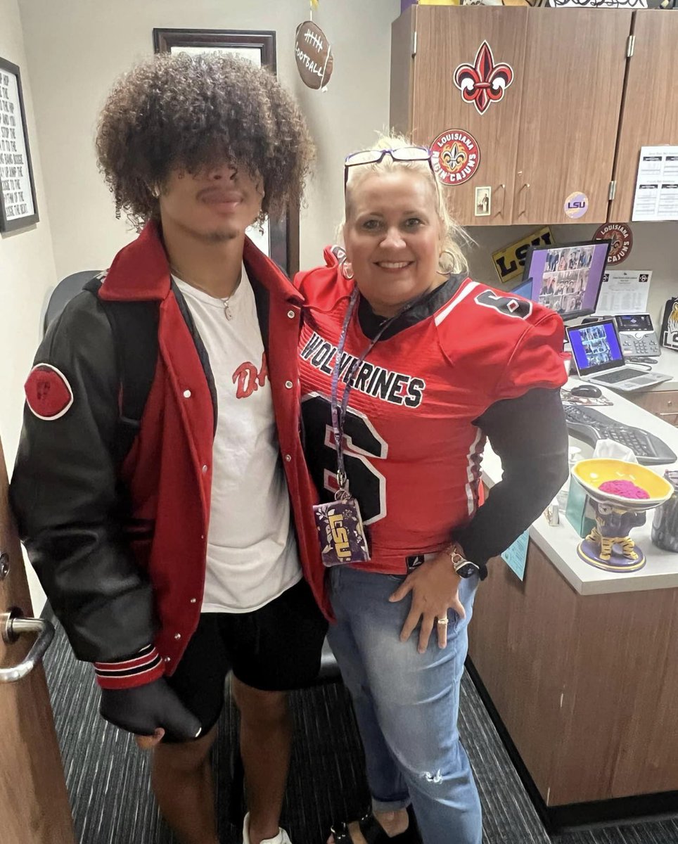 ClearBrookHS's tweet photo. Fridays are all about school spirit and honoring our teachers with jerseys for the day!! These teachers are BROOK proud!#weareclearbrook #onaquest https://t.co/7NcKiIrc7K