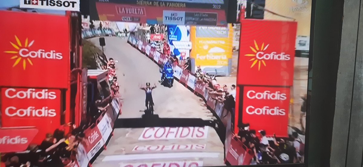 FinalEnAlto's tweet photo. #LaVuelta22 La locomotora de carchi  @RichardCarapazM inmenso, su segundo triunfo de etapa en una competencia en la que nunca había saboreado las mieles del triunfo https://t.co/yyctCAIuol