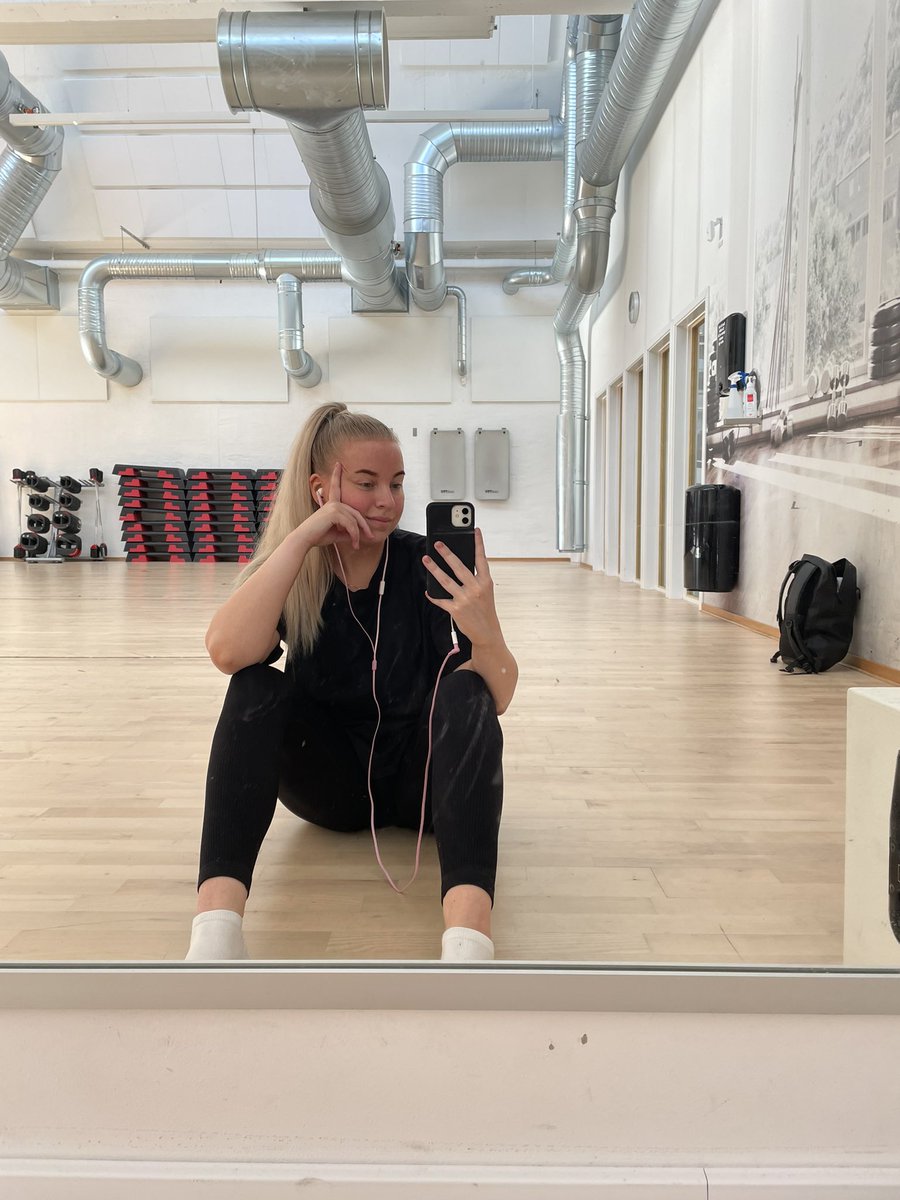 helloitspuff's tweet photo. Hopefully I won’t catch COVID after tryna get back to the gym, again. #imadeithere #mentalhealththings https://t.co/FdM20G1tFB