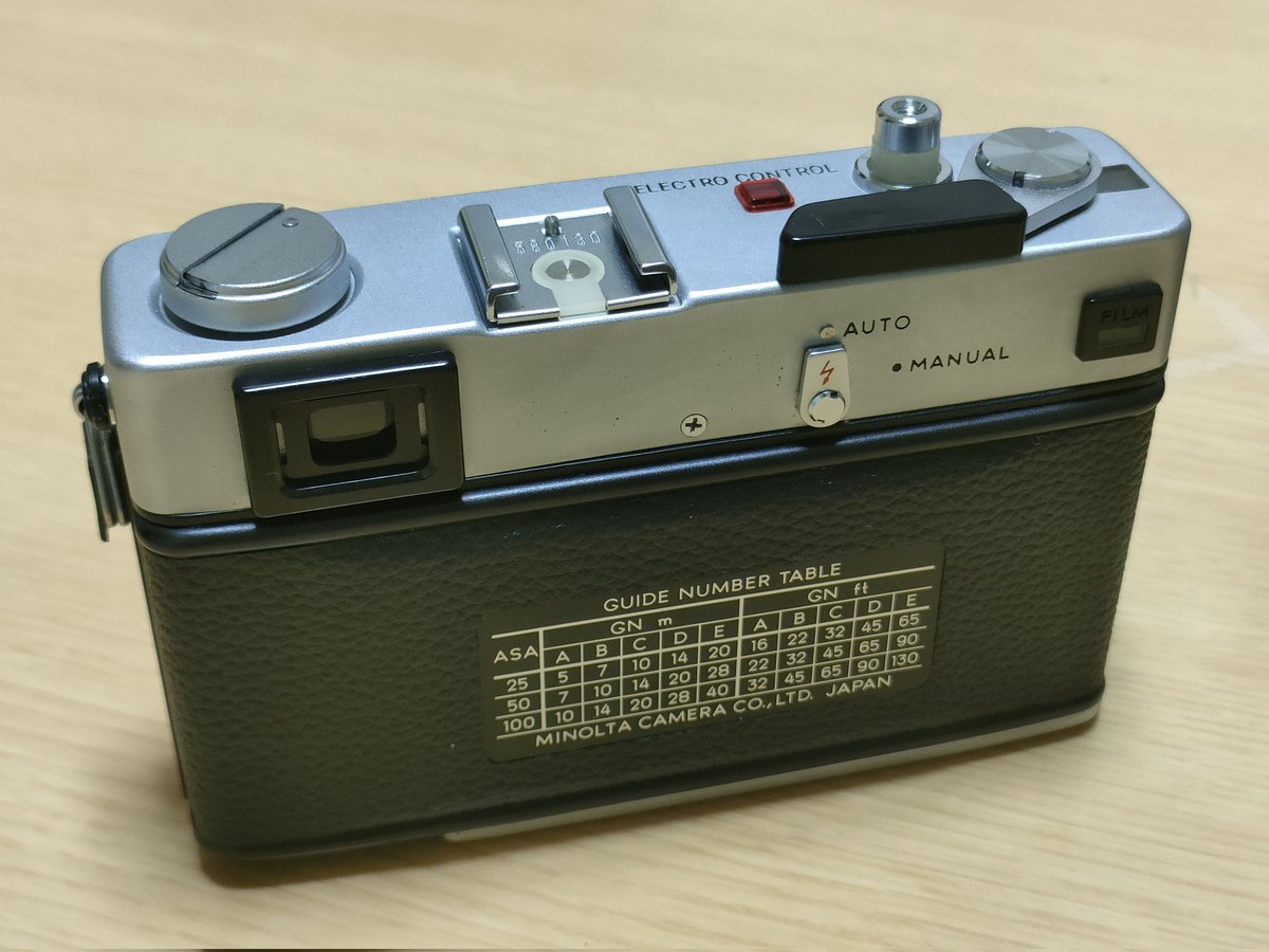 nyanmomi's tweet photo. ウチのMINOLTA HI-MATIC 2台。ホントたまらん。なのに、フィルムが…どうしたらいいのか。
#MINOLTA
#レンジファインダー
#HIMATIC https://t.co/YmmHyG94ZG