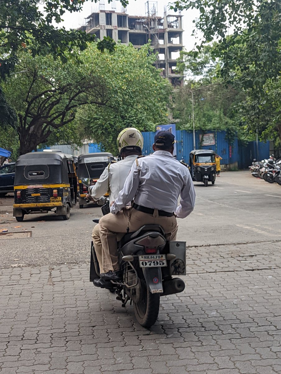MeSachBoluga's tweet image. Are traffic police personnel exception for Double helmet rule? Why are only citizens targetted and not these government employees?

@MTPHereToHelp 
@MumbaiPolice 
@nitin_gadkari 
@CMOMaharashtra 
#MumbaiPolice 
#mumbaitrafficpolice
