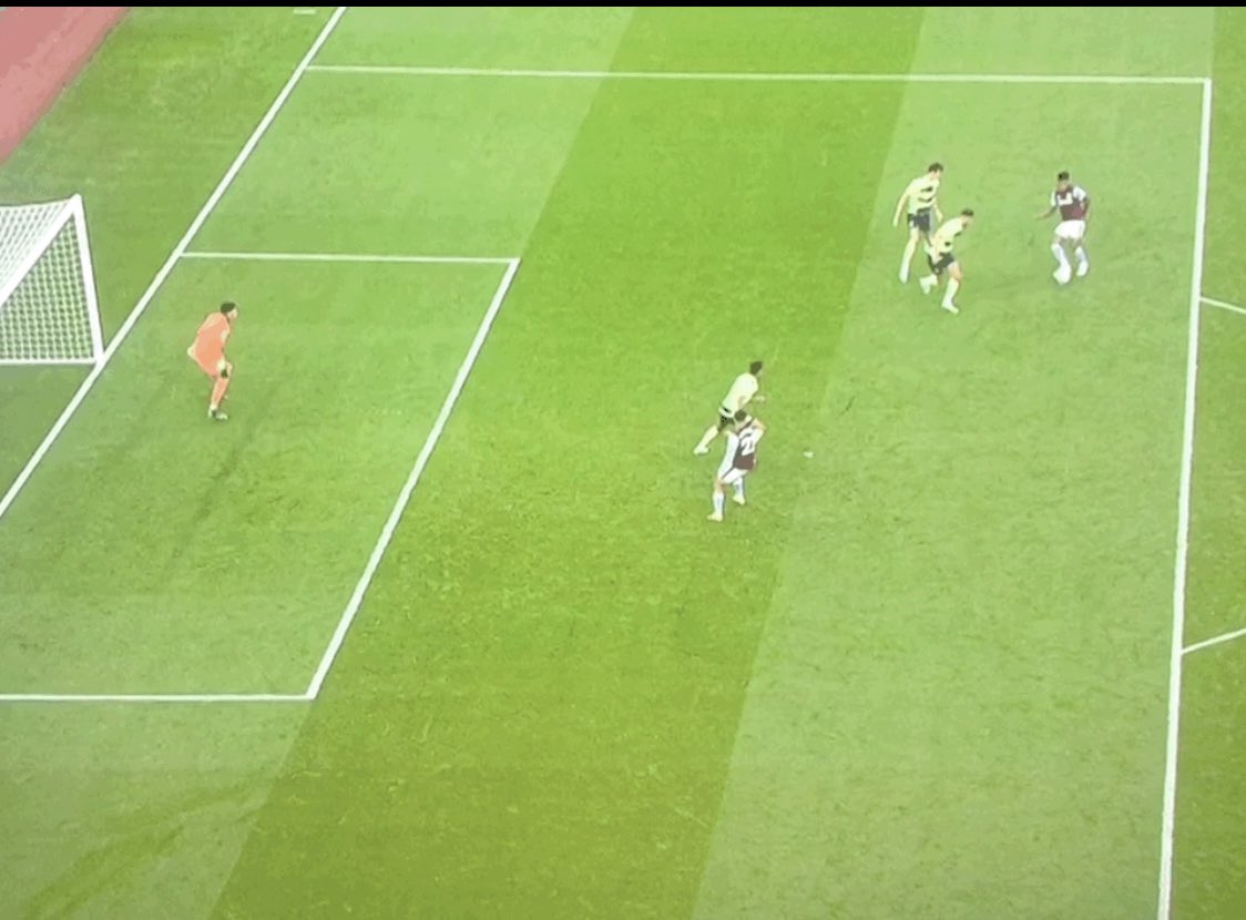 doc3d's tweet photo. Where’s the offside!?!?!? https://t.co/4XGM6y3Amt