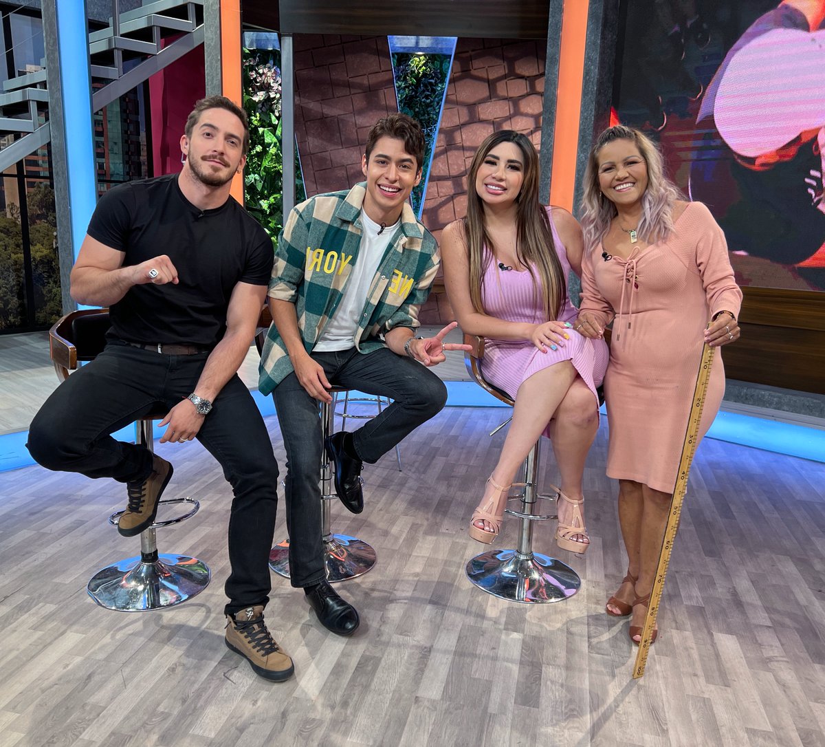 VengaLaAlegria's tweet photo. ¡@galan_oficial nos dice si a @crisxt20 le falta barrio! 🙌🏻😂🎉🕺🏻📺 #VLAFinDeSemana #EsteMesYo https://t.co/D7uVYbu5yc