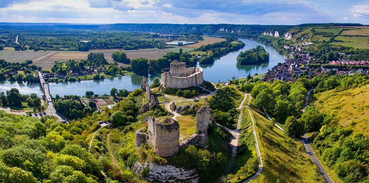 Troian_Leroy's tweet photo. Rappel hebdomadaire que la Normandie est la plus belle région avec une photo aérienne de château Gaillard et des Andelys : https://t.co/D9jcZJlYTq
