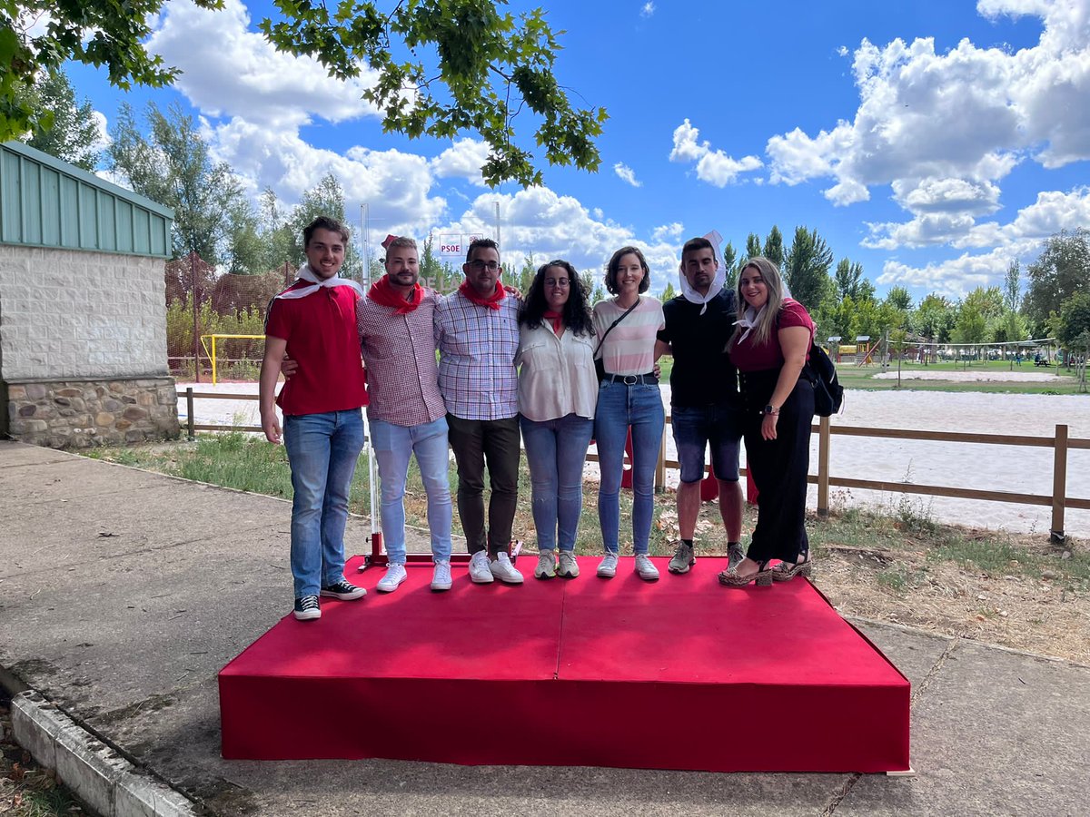 JSE_Leon's tweet photo. 🌹 Iniciamos el curso político acompañando a la militancia de @SocialistasBnar en su Fiesta de la Rosa.

👥 Además del propio alcalde, Pepe Villa, hemos contado con la presencia de @luistudanca y @alfonsocendon

🚗 Esperamos volver pronto. https://t.co/MDLU99ISVR