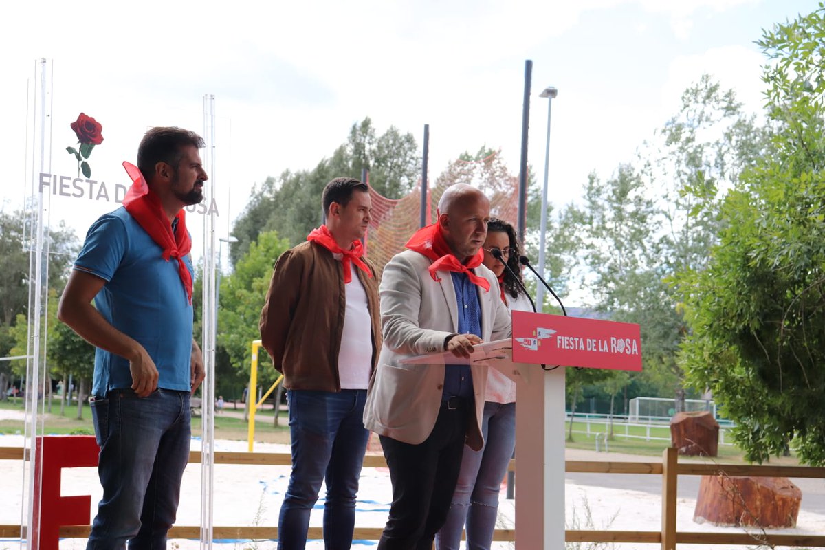 JSE_Leon's tweet photo. 🌹 Iniciamos el curso político acompañando a la militancia de @SocialistasBnar en su Fiesta de la Rosa.

👥 Además del propio alcalde, Pepe Villa, hemos contado con la presencia de @luistudanca y @alfonsocendon

🚗 Esperamos volver pronto. https://t.co/MDLU99ISVR