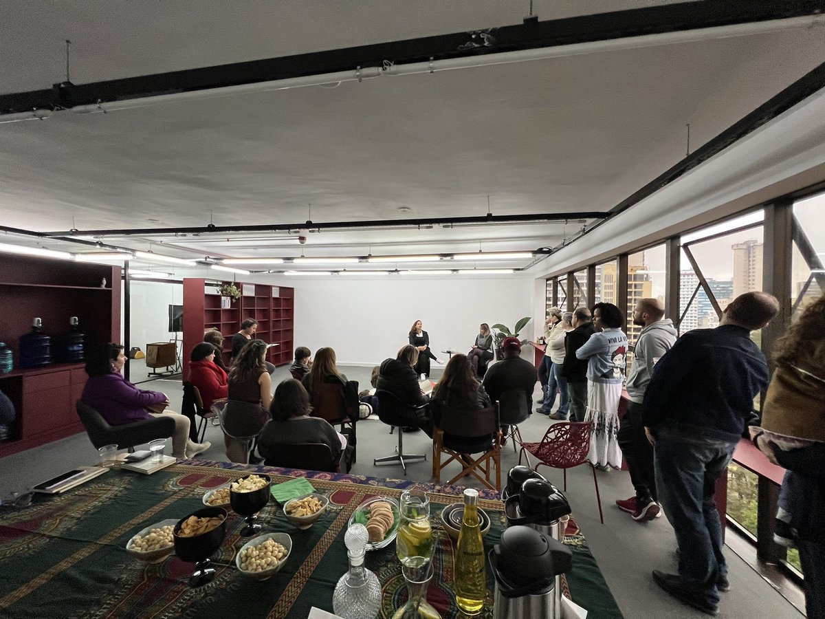 julianomonteiro's tweet photo. Parabéns a Helena Argolo pelo lançamento do seu livro e @escoladeescrita pela nova sede linda e que acolherá tantos momentos como esse! https://t.co/gEfl3pkHdA