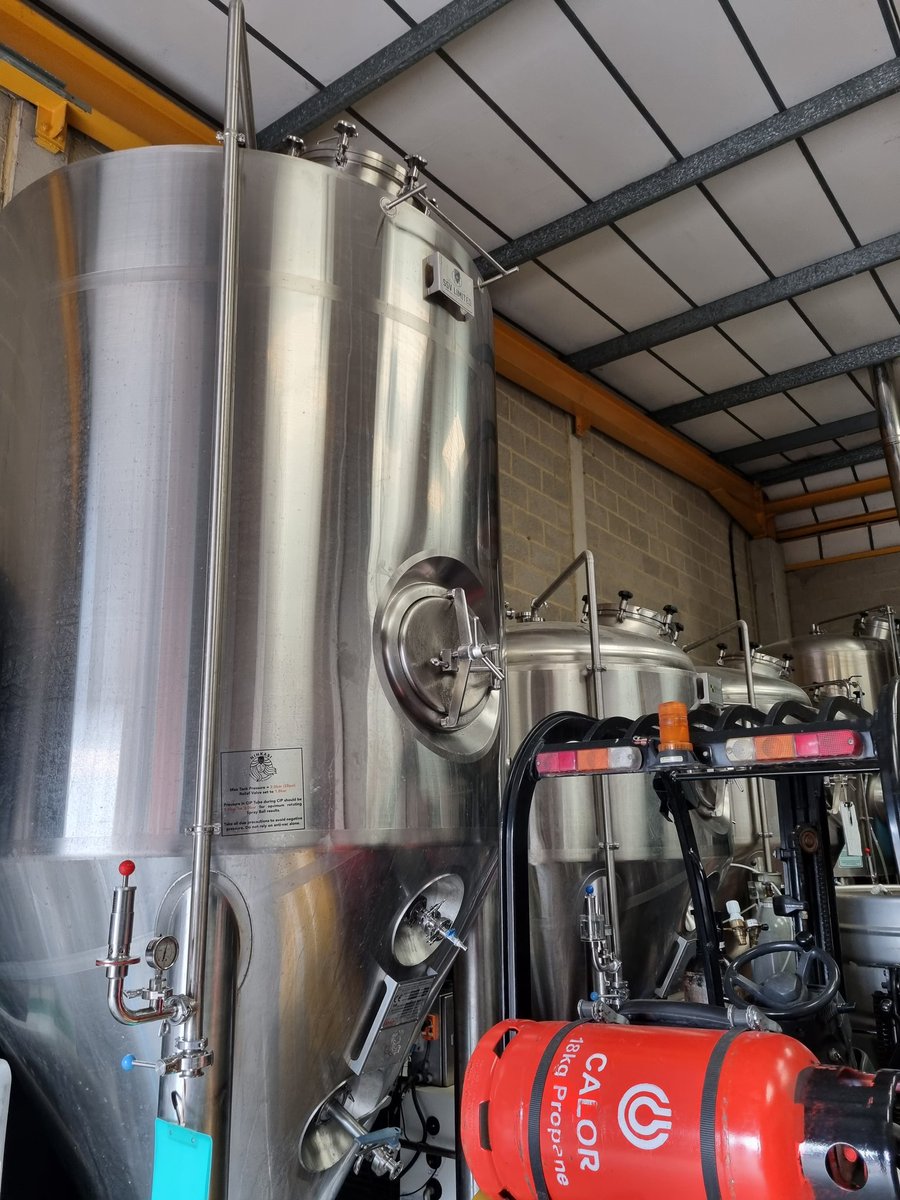 brewsandbeers's tweet photo. The next Tottenham taproom today is OME bar &amp; brewery. 3 drafts on tap - we opted for the Super Sharp Shooter sour &amp; their New England Pale Ale; nice! Retro as playlist too 👍 Here's to car-park beers!🍻 #brewery #taproom #craftbeer #Tottenham #beers #Pubs #COYS
 @OneMileEnd https://t.co/SoHZYVjqdW