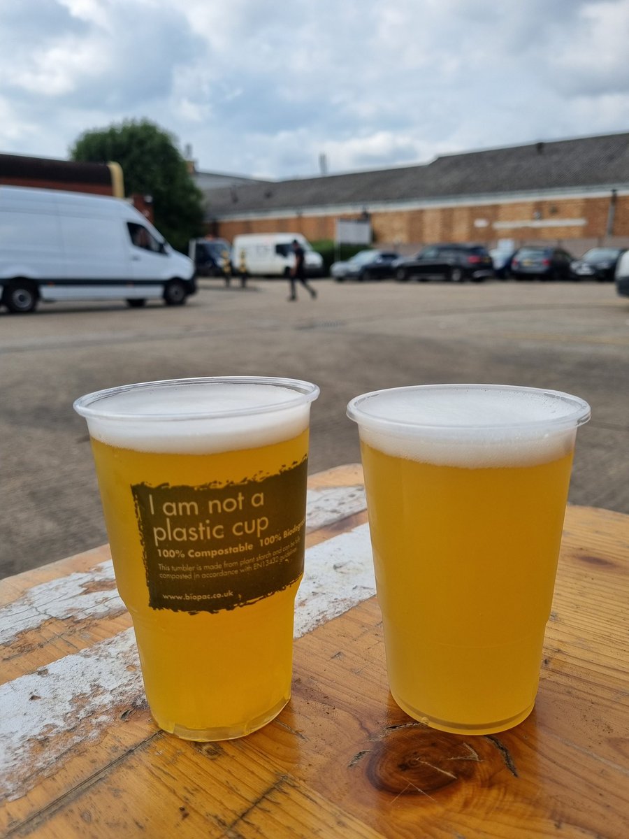The next Tottenham taproom today is OME bar &amp; brewery. 3 drafts on tap - we opted for the Super Sharp Shooter sour &amp; their New England Pale Ale; nice! Retro as playlist too 👍 Here's to car-park beers!🍻 #brewery #taproom #craftbeer #Tottenham #beers #Pubs #COYS
 <a href="/OneMileEnd/">OME</a>