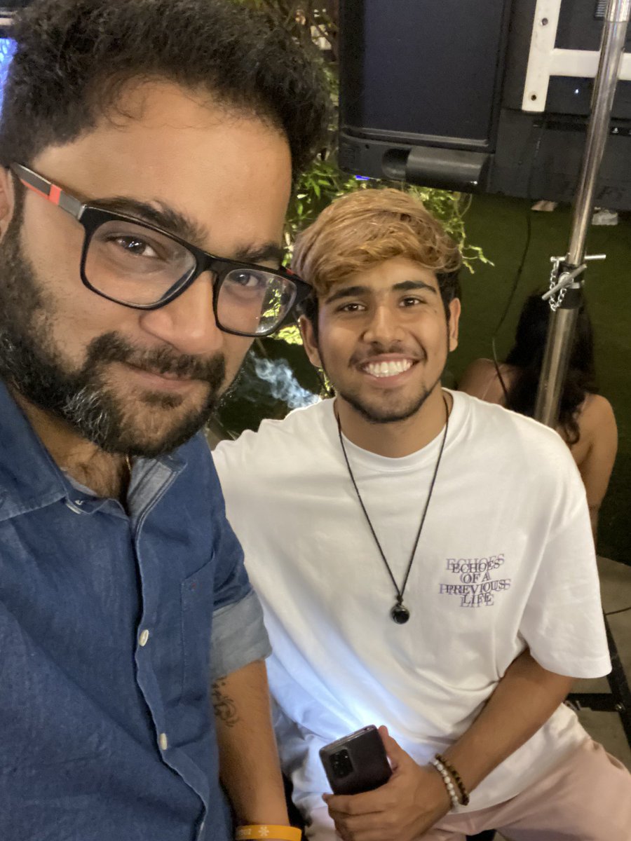 BhandEth's tweet photo. This one here.. yes.. the one hiding behind my lustrous hair.. shez @burgundy_banana , confounding this beautiful initiative called @kaarikollective 

Met some awesome artists and saw some great artwork at this place which felt like a bridge between web2 and web3 🌉 https://t.co/W8I6fRDLVO