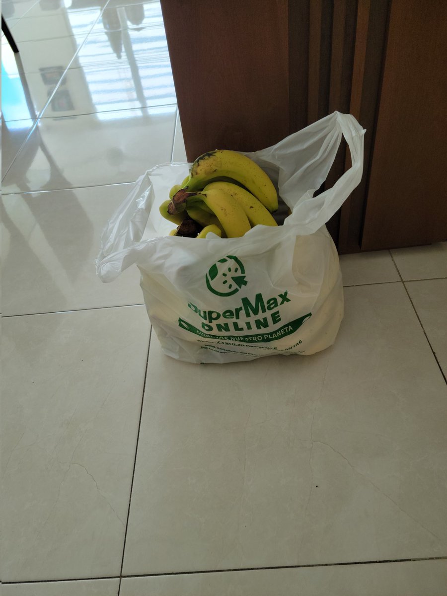 epantojasgarcia's tweet photo. Los despachadores de #SupermaxOnline no leen las instrucciones. Pedí 5 guineos maduros no muy grandes y me enviaron 5 manos de 7 guineos cada una. @dacoatufavor
#anuncioengañoso
¡No son expertos na! https://t.co/gkcOJ2sQmh