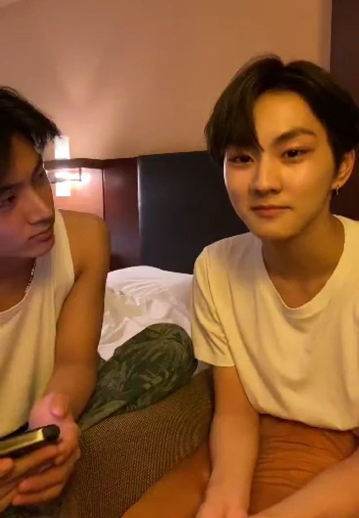 jungwonieverse's tweet photo. find a man who will look at you the way jay look at jungwon https://t.co/pJLOxJEeVR