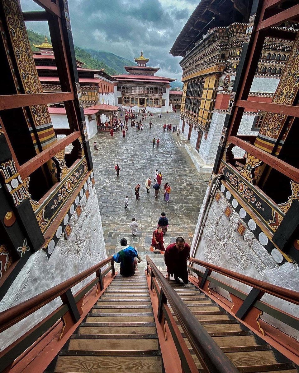 dmASIA_travel's tweet photo. “Stairs and 6AM view of the courtyard at Tashichho Dzong”.
Art & architecture 😍❤️
Photos: @aja_tours_bhutan
#everythingextraordinary #dmasiatravel
#bhutan #bhutanese #ig_bhutan #thimphu #paro #punakha #samtse #bhutantourism #bhutandiaries #travel #asia #tourism #himalayas https://t.co/JK8pGTWNni