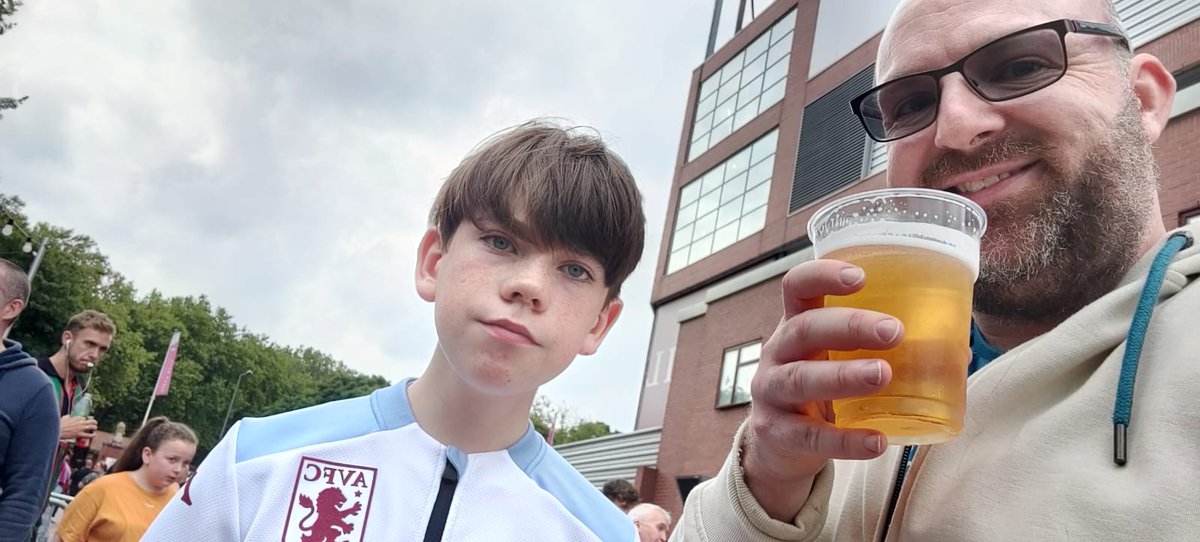 lbhgaz's tweet photo. #AVFCLive https://t.co/1HCQszCHsM