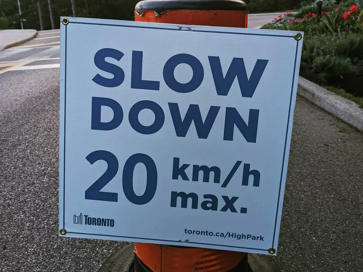 midweekcycling's tweet image. BREAKING NEWS: All the issues in High Park have been fixed thanks to a new sign. Thank you @cityoftoronto @TorontosMayor @gordperks 

[In case you couldn&apos;t tell we were being sarcastic.] 🙄

#bikeTO #ActiveTO