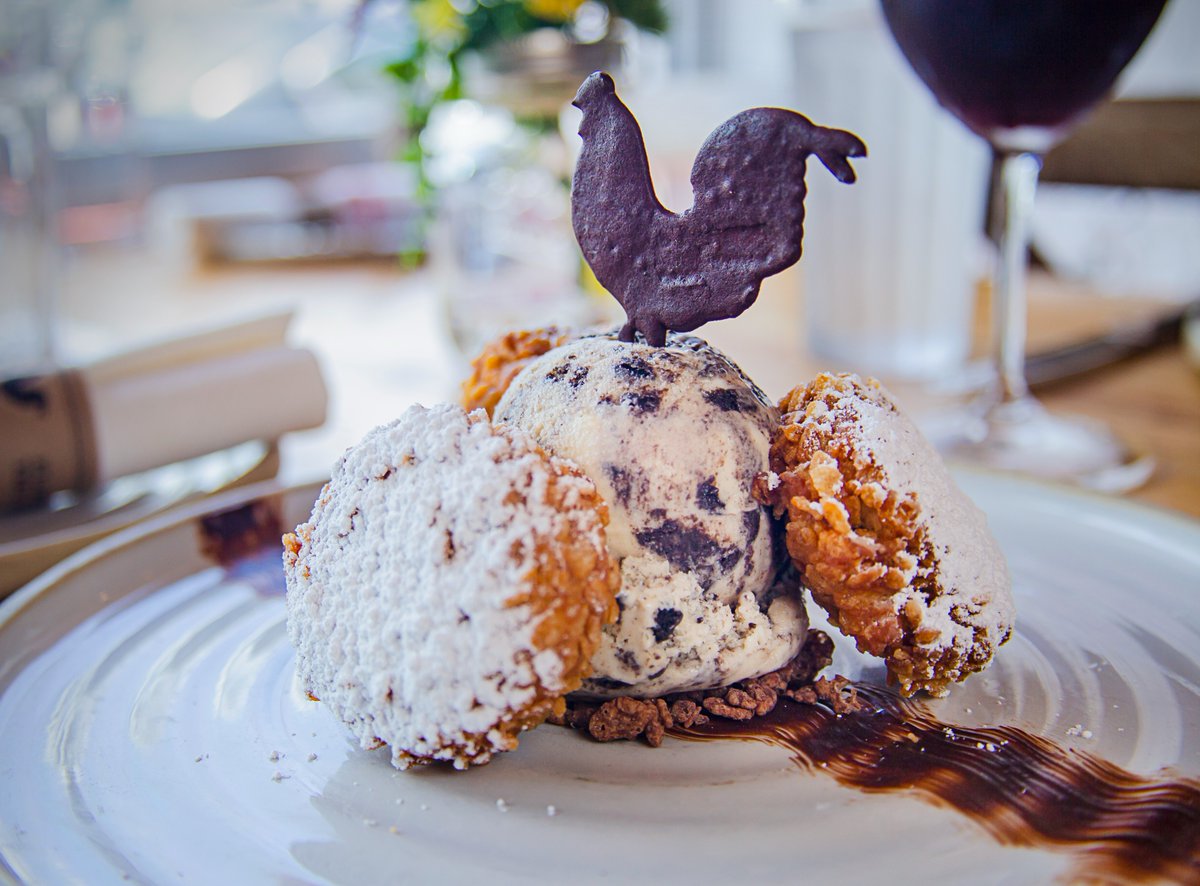 ybrestaurants's tweet photo. Cheers to the freakin' weekend. Come celebrate at Yardbird with Pastry Chef @jessicamfscott's Deep Fried Oreos.
🍪 Resy link in bio.
#YardbirdLA #YardbirdDC #YardbirdMiami #YardbirdVegas #YardbirdSingapore https://t.co/yLSTckPahU