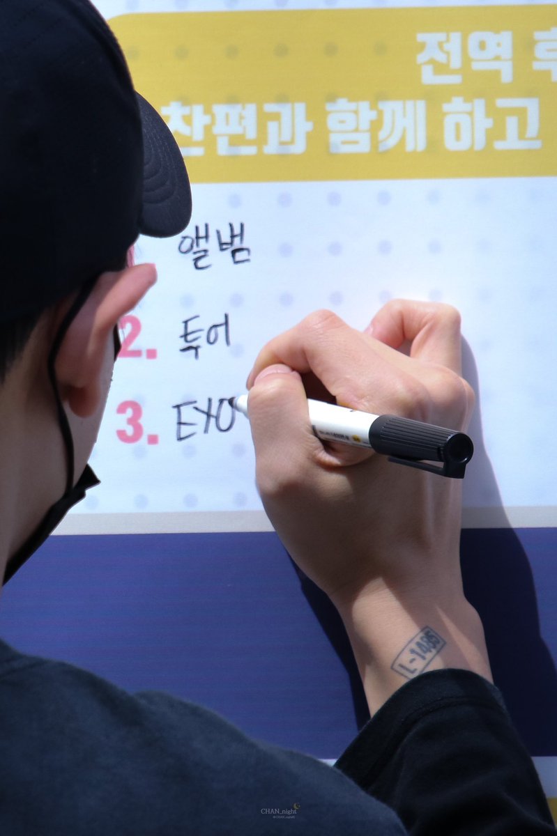 lovewithBBH's tweet photo. ทุกครั้งที่เห็นรอยสักL-1485ของพี่ชาน นึกถึงคำพูดพี่ตลอดเลย “พวกคุณจะอยู่บนตัวผมไปจนตาย” จะมีกี่คนบนโลกที่สักวันเกิดฟค. พี่รักและคิดถึงEXO-Lตลอดเวลาเลย ทุกสิ่งที่เป็นปาร์คชานยอล ทำให้ตกหลุมรักได้เสมอ 😭😭😭😭🫶🏻🫶🏻 https://t.co/Y2UFiXGSAI