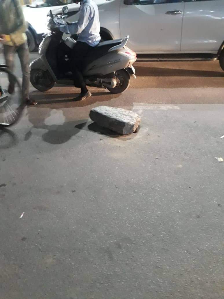 Satpall_rana's tweet photo. @MunCorpGurugram @DC_Gurugram @cmohry @AAP4Gurgaon @raj_bisarwal @dharmvirverma @CPCB_OFFICIAL @TrafficGGM @gurgaonpolice ठीक सदर बाजार मस्जिद के सामने मैन रोड पर ये हालात है,कोई बेचारा दुपहिया वाहन वाला निपट लेगा, थोड़ा देख लीजिए। https://t.co/TjaEsp0Joz