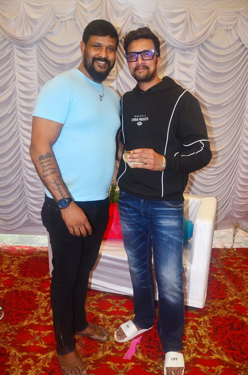 AjayKum09349880's tweet photo. Bigg Brother ❤️✨
#KingKicchaBdayCDP
#BleedForKichcha #VikrantRonaLook @KicchaSudeep 👑
JAI KICHCHA BOSS 👑
 🙏 OMSAIRAM 🙏 https://t.co/JZoPd2YYcC