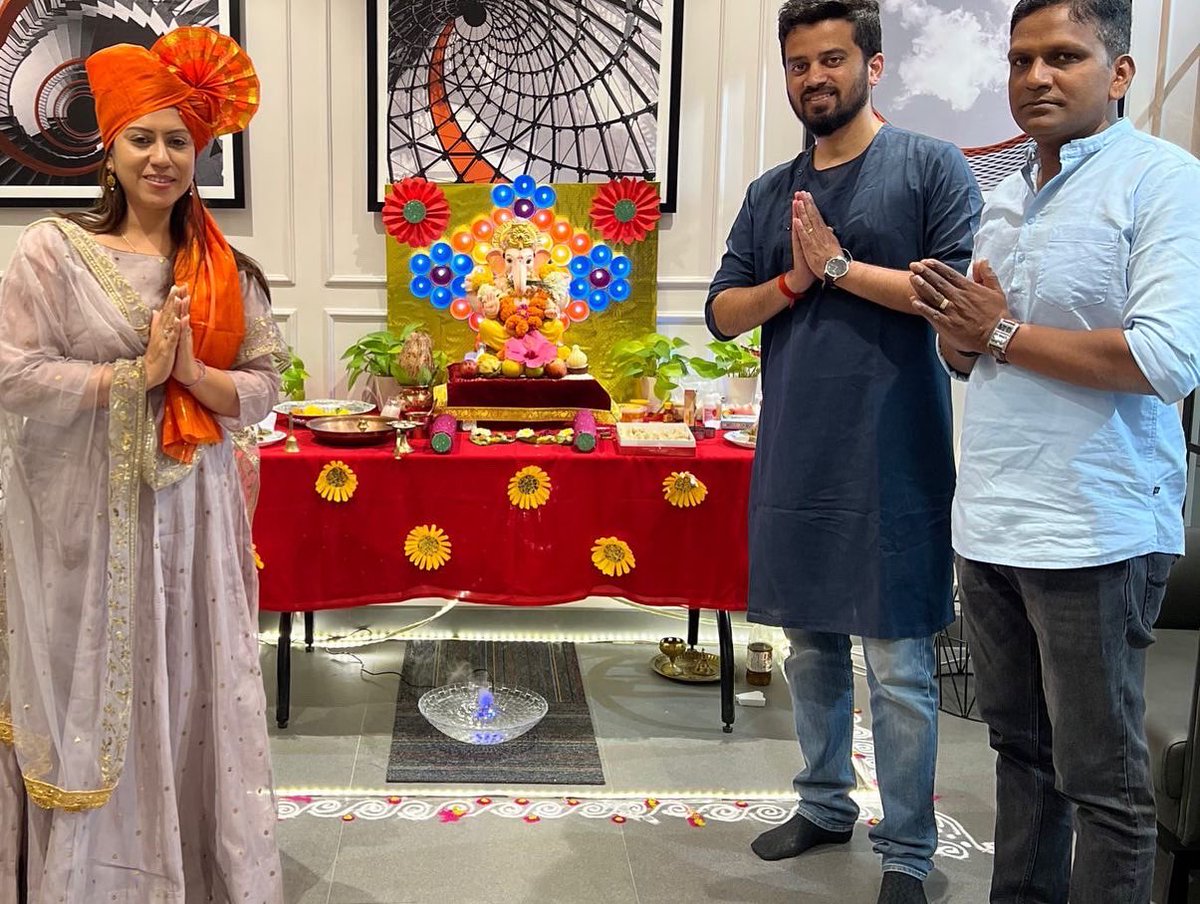 SupremeUnivrsal's tweet photo. Here's how Team Supreme celebrated Ganesh Chaturthi - bringing in tradition and cultural vibes together at our workplace.
All our members came dressed in ethnic attire and traditional feta.
#Supreme #GaneshCelebration #BringingSpacesToLife #Feta #OfficeCelebration #TeamSupreme https://t.co/3MLEEqPrM7