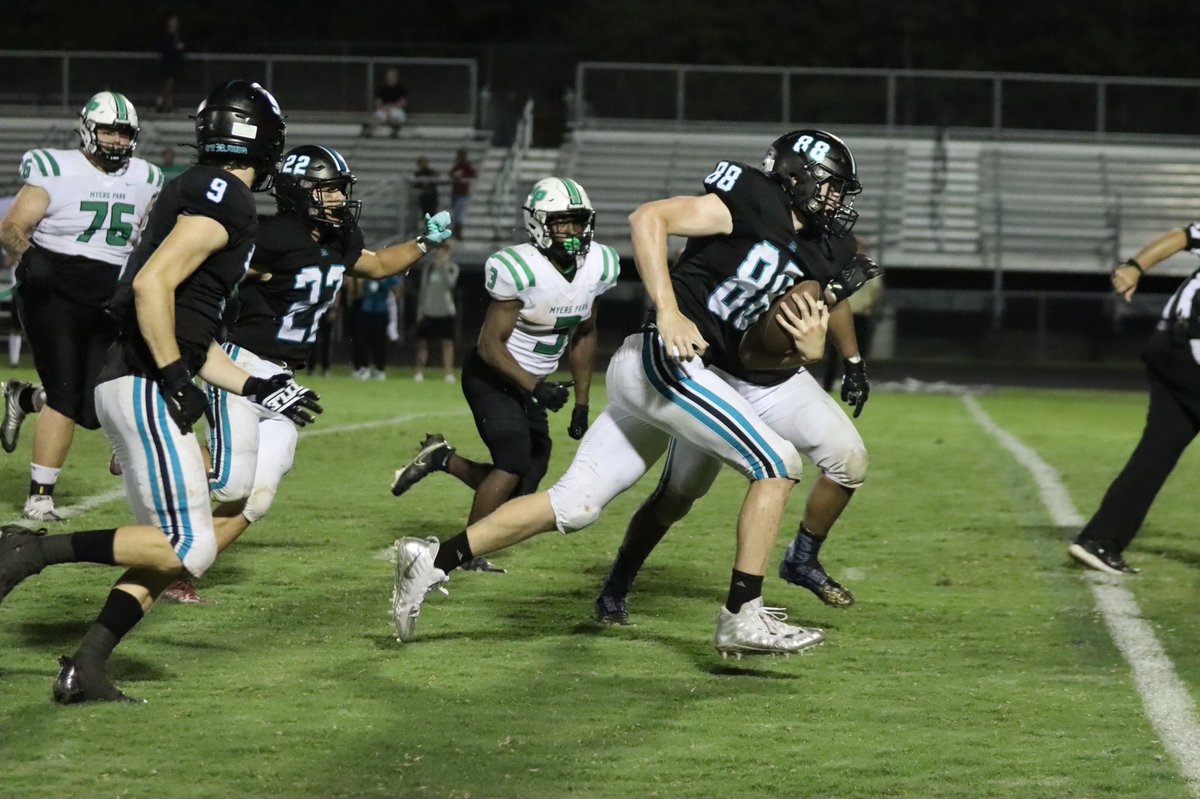 Jude2727's tweet photo. Check it out, @coopjackson2024 with this fumble recovery and run in the @RaidersFB WIN over Myers Park. 💪🏼🏈 https://t.co/eQQ0eZDXNZ