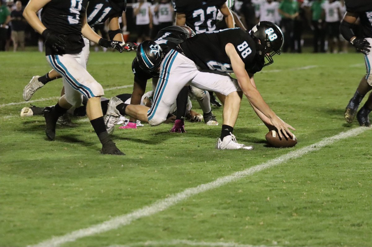 Jude2727's tweet photo. Check it out, @coopjackson2024 with this fumble recovery and run in the @RaidersFB WIN over Myers Park. 💪🏼🏈 https://t.co/eQQ0eZDXNZ