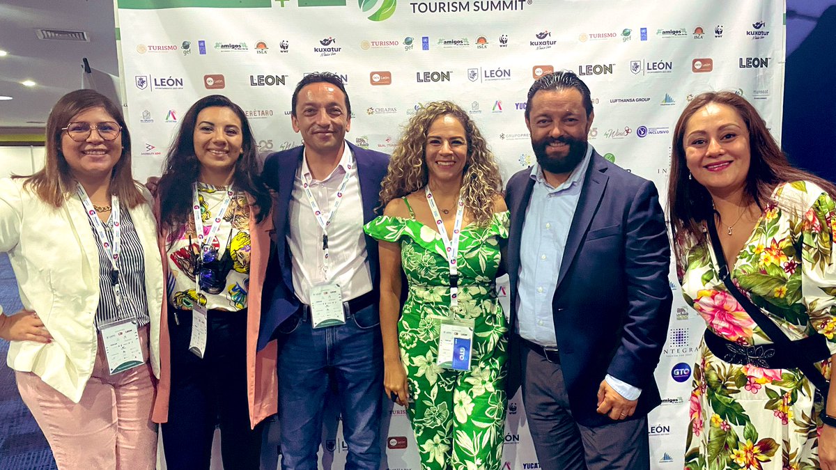 UnaMarketera's tweet photo. Muchos momentos bien bonitos, vividos durante la 6ª edición del Summit. 

Y sumado a lo aprendido, de lo que más amé, fue haber convivido y conocido más a este increíble equipo ⬇️que va creciendo 😀💪🏻 https://t.co/A4FaCTMW48