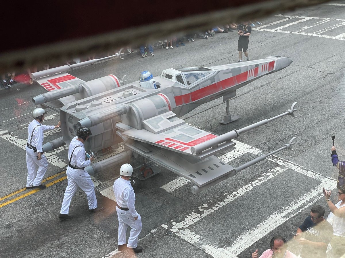 Dragon Con Parade watching! (at <a href="/MaxLagers/">Max Lager's</a> Wood-Fired Grill &amp; Brewery in Atlanta, GA) swarmapp.com/c/gHzw24gJRJc