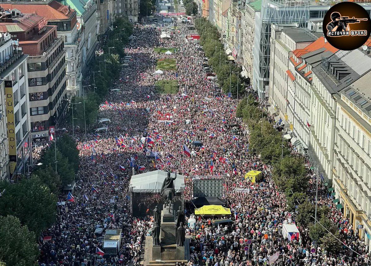 LukasNavar's tweet photo. 🇷🇺📍Em Praga na República Tcheca 100 mil pessoas foram às ruas para requerer a renuncia do governo, o afastamento das políticas da OTAN e da União Europeia, o realinhamento pacífico à Rússia e gás mais barato para as residências.

O inverno está chegando.

A Rússia prevalece. https://t.co/TEZUL7vPNs