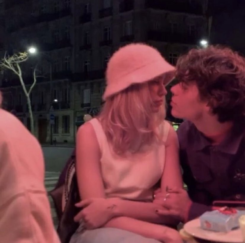 autoragfoye's tweet image. • livros de romance com “uma cama só” — a thread 🛏