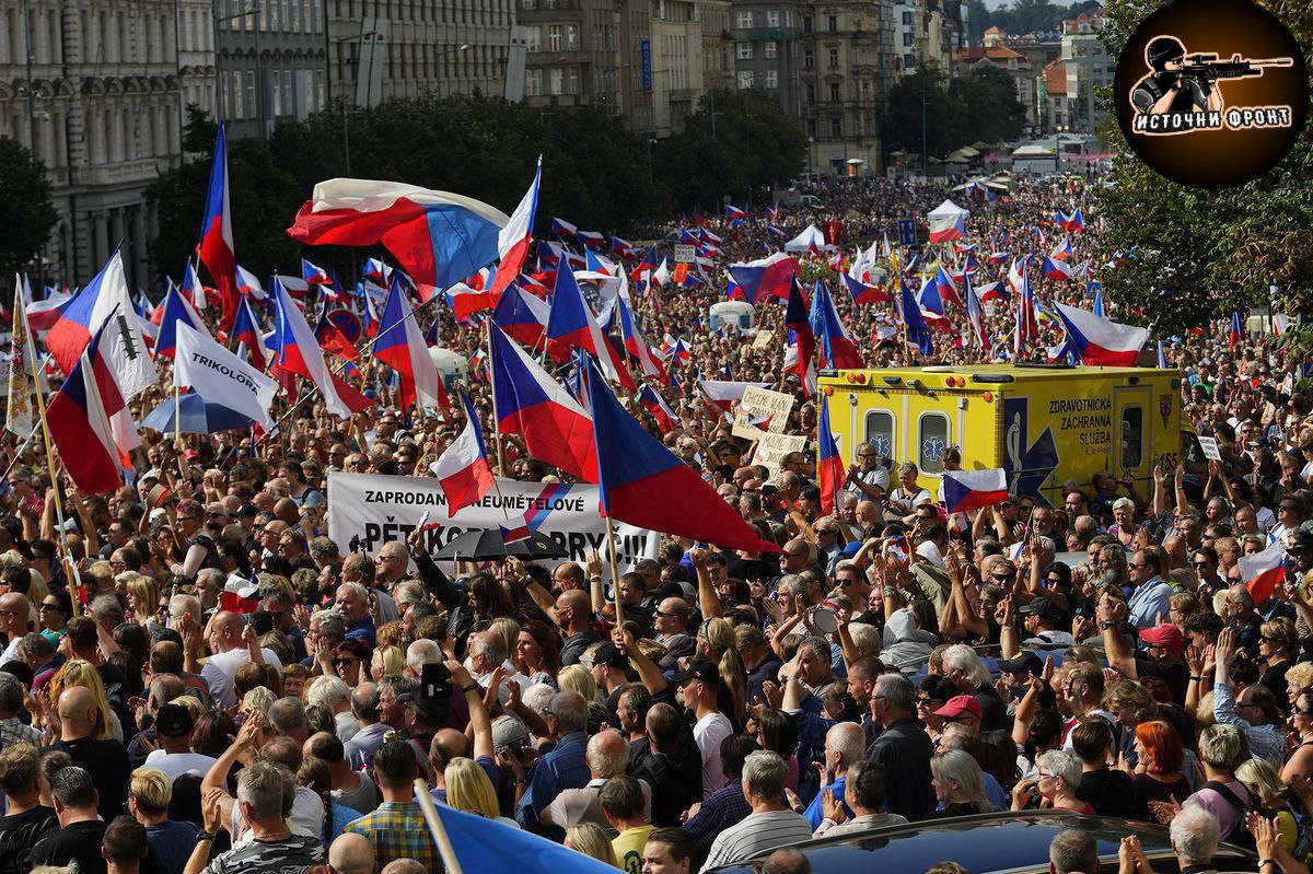 LukasNavar's tweet photo. 🇷🇺📍Em Praga na República Tcheca 100 mil pessoas foram às ruas para requerer a renuncia do governo, o afastamento das políticas da OTAN e da União Europeia, o realinhamento pacífico à Rússia e gás mais barato para as residências.

O inverno está chegando.

A Rússia prevalece. https://t.co/TEZUL7vPNs