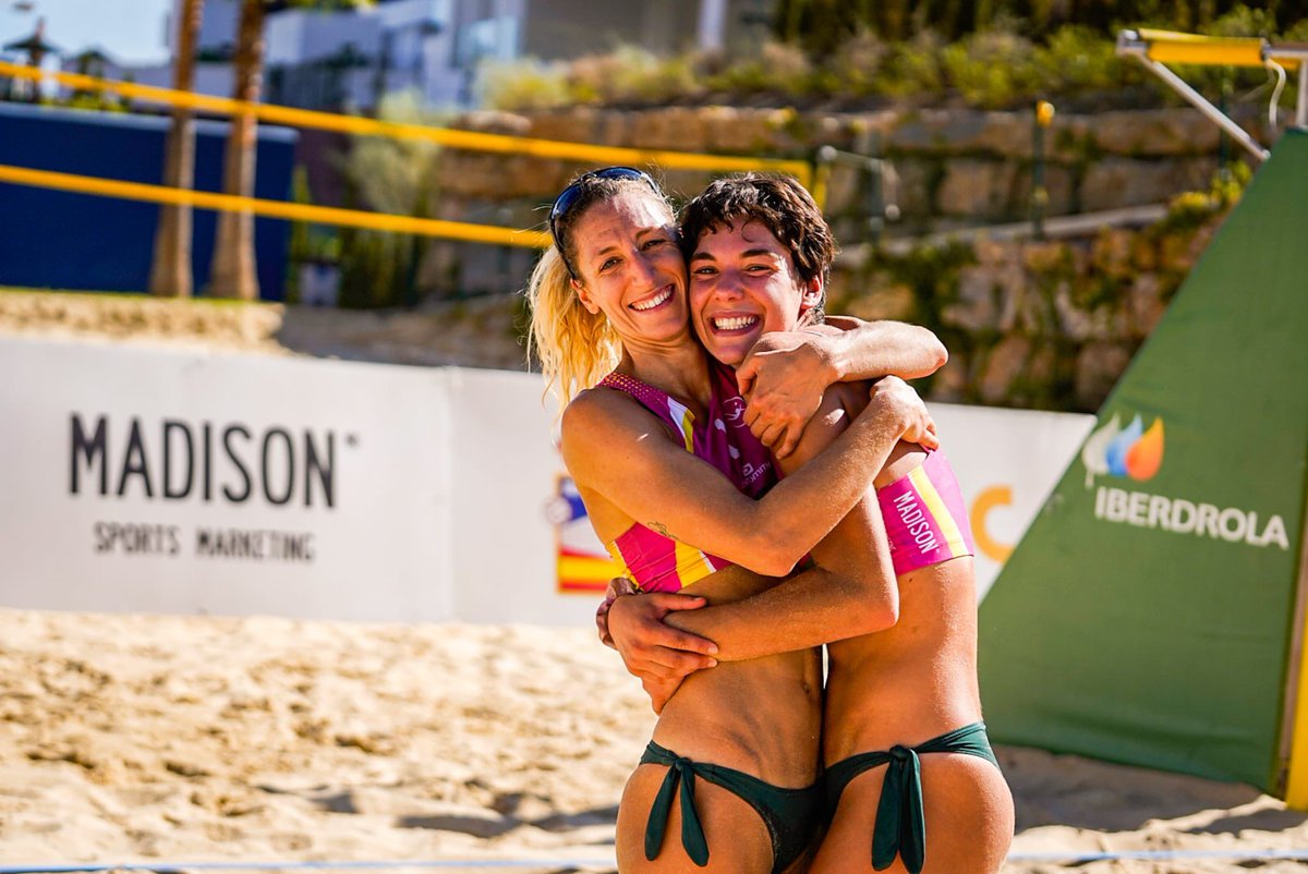 🏐 ¡Segundas semifinalistas en categoría femenina!

✅ Bouza/Bouza 2
❌ Binimelis/Fernández da Silva 1

🙌🏼 ¡Qué partidazo!

#CampeonatoEspañaVóleyPlaya2022 #BeachVolleyTour