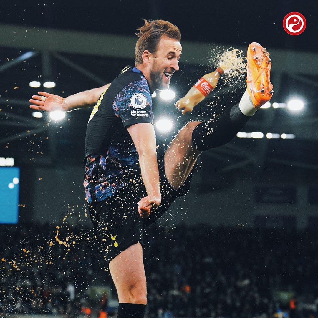 Squawka's tweet photo. Harry Kane is the first player in Premier League history to score 40 goals with his weaker foot. 🍾 https://t.co/fjZSx7VvyY