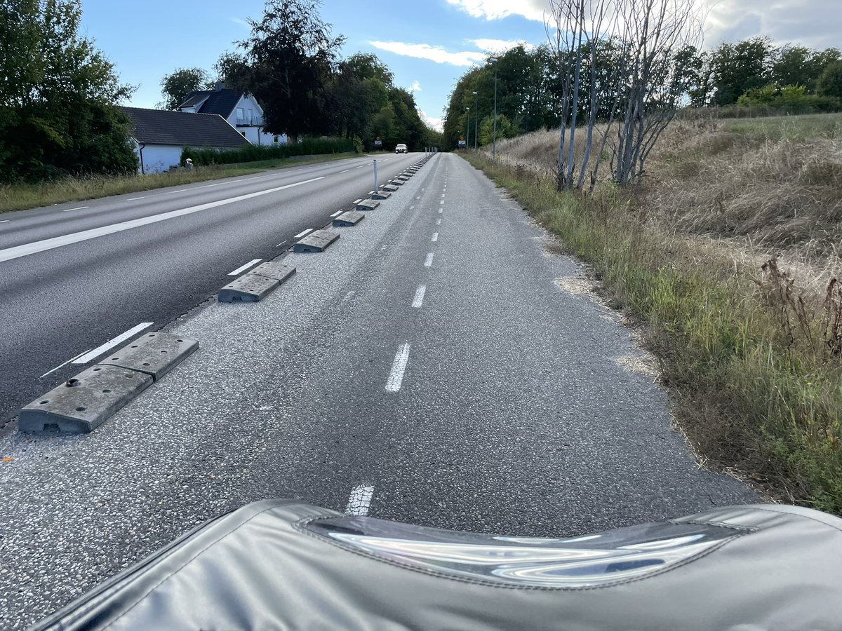 dieg0's tweet photo. #ProtectedBikelanes inner- wie außerorts gibt es in Südschweden häufiger. 👍 #SydSE #Sölvesborg #Valje https://t.co/uRooPOwkVh