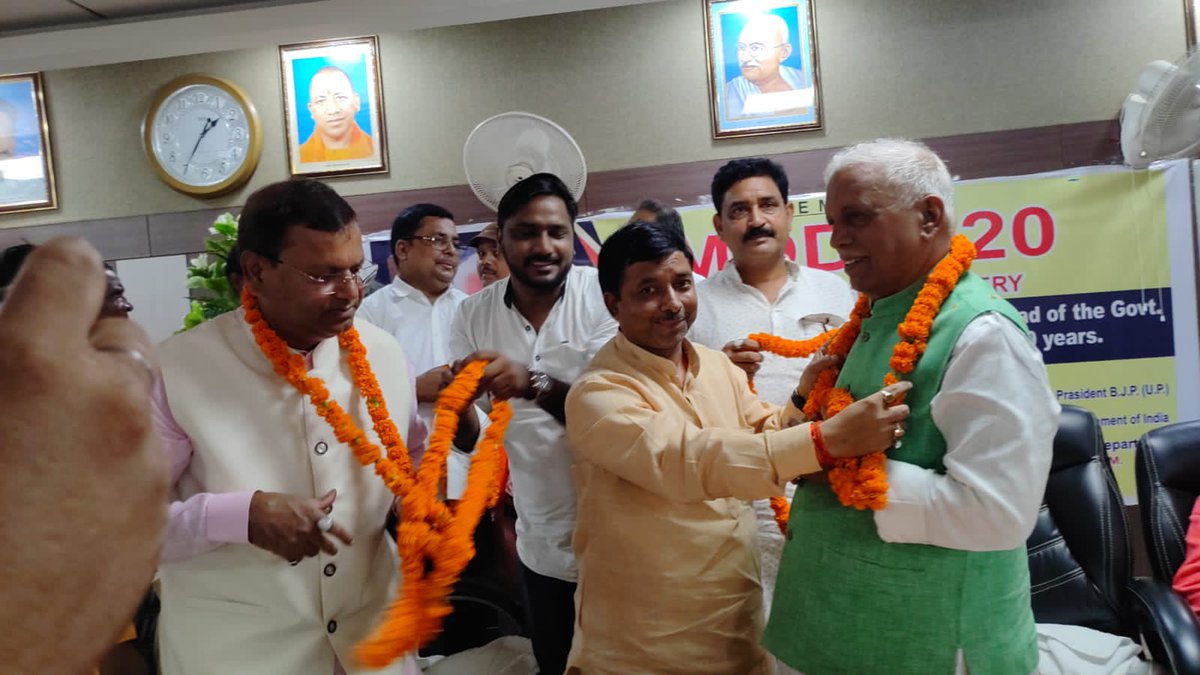 DrAshishMishr11's tweet photo. भाजपा जनपद महाराजगंज में आयोजित मोदी @20 सेमिनार मे  मुख्य अतिथि यूपी के पूर्व प्रदेश अध्यक्ष सांसद देवरिया आदरणीय डॉ. रमापति राम त्रिपाठी जी एवं भारत सरकार के केंद्रीय वित्त राज्य मंत्री श्रीमान पंकज चौधरी जी की उपस्थिति में मुझे भी सम्मिलित होने का अवसर प्राप्त हुआ! https://t.co/Ri3qnIGmf2