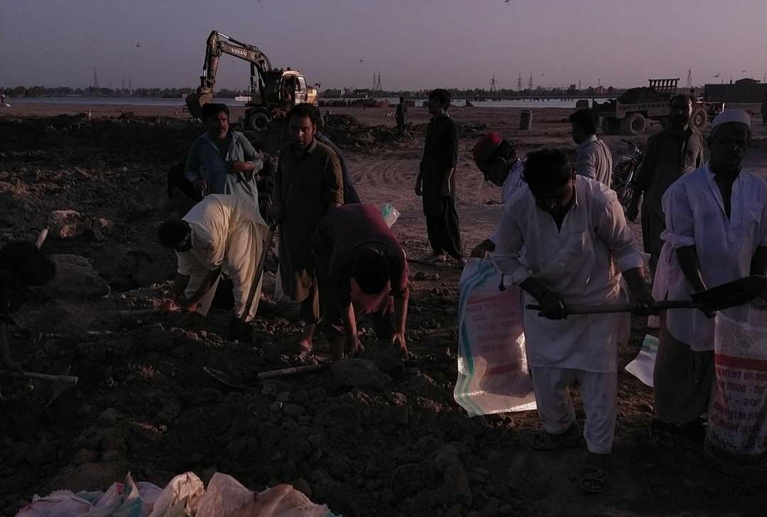 Zohaib287's tweet photo. We people of Mehar, district Dadu, Sindh are surrounded by the water from all sides. We demand to restore natural paths of the water.and save million peoples of Mehar
#cutmancharsavemehar 
#CMSindhMuradAliShah https://t.co/pmNfQcEsA6