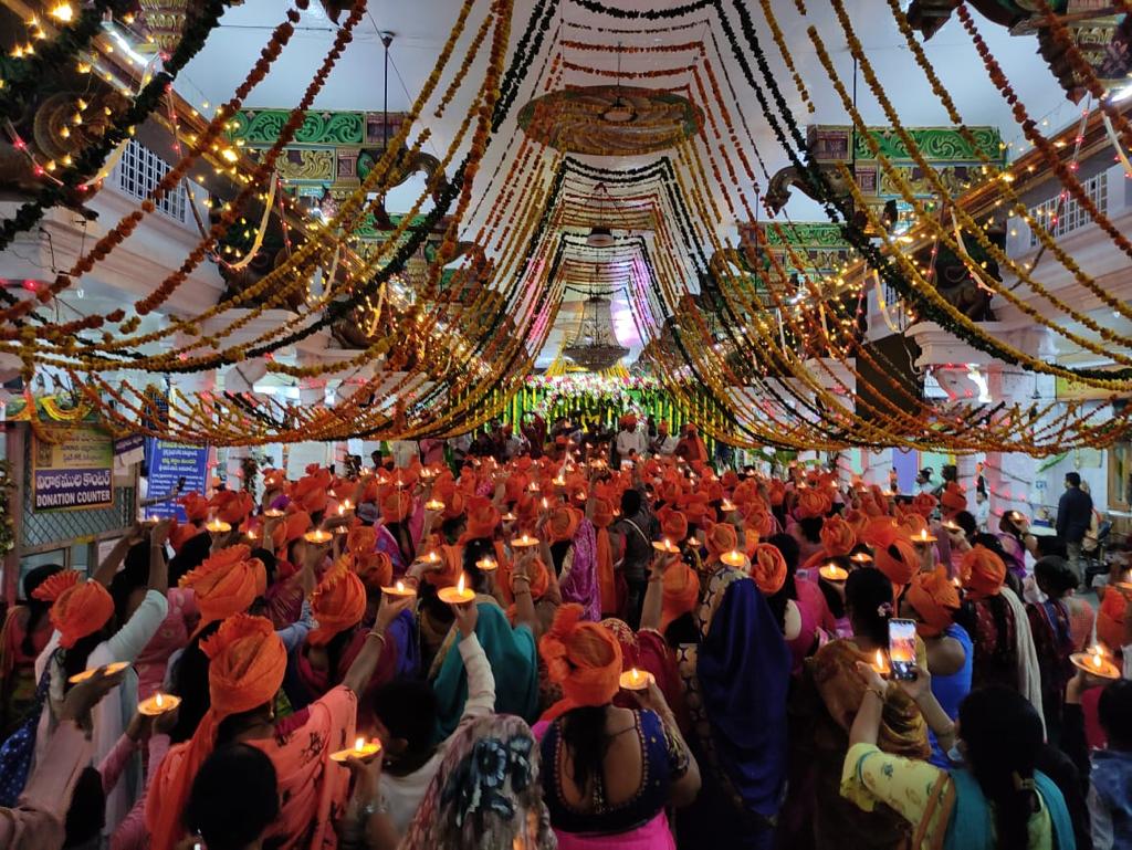 bgusofficial's tweet photo. Bhagyanagar Ganesh Utsav Samithi organised samuhik maha aarathi by Mahilas at Sri Ganesh Temple, Secunderabad.
Chief Guest:
Dr Bhagwanth Rao Ji,
Gen Secretary, 
Bhagyanagar Ganesh Utsav Samithi 
and other important leaders of #Bhagyanagar #GaneshUtsav #Samithi
#GaneshUtsav2022 https://t.co/xpGaEwKsMt