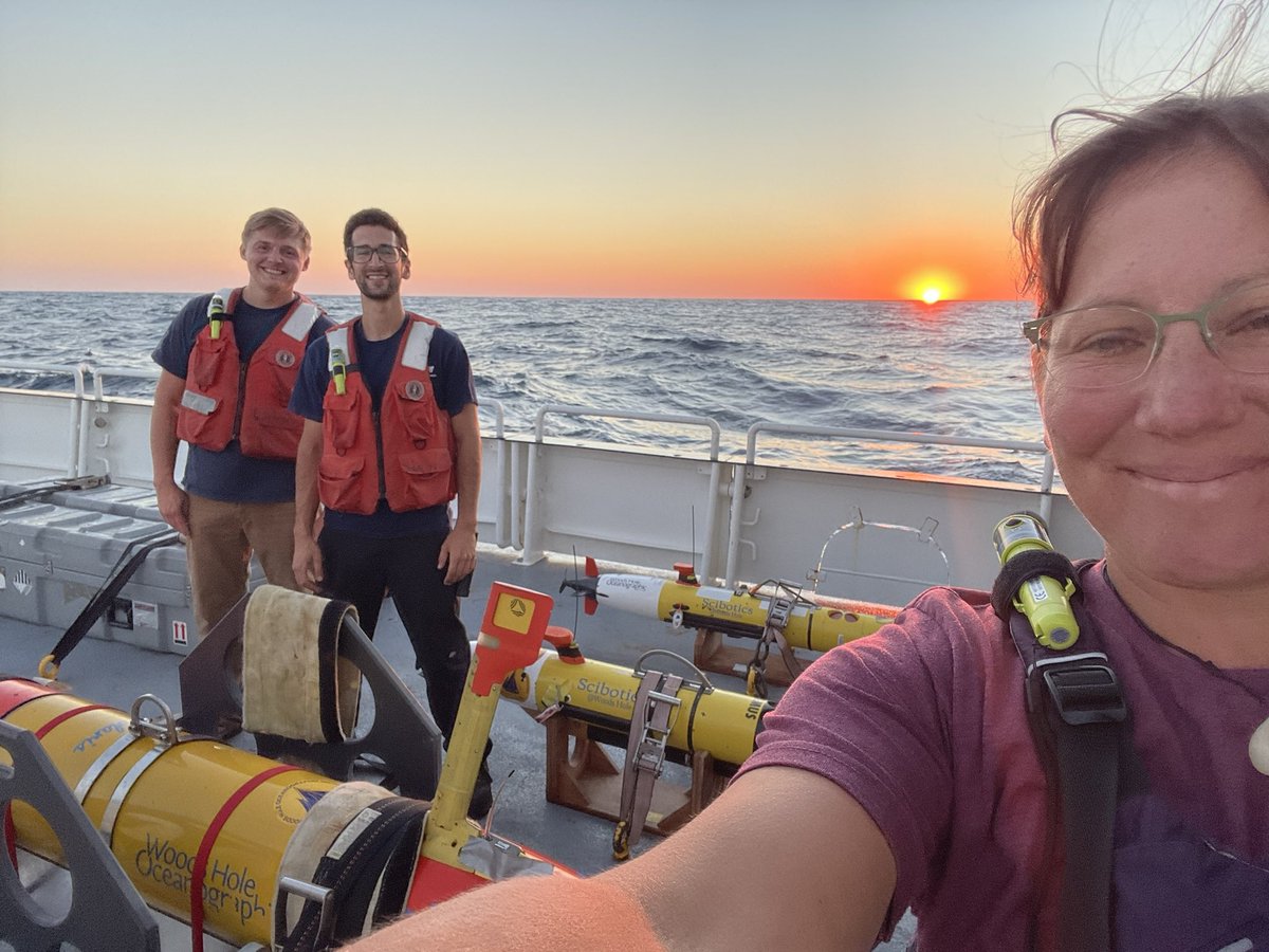 The food aboard the R/V Endeavor is incredible with Chef Andy onboard! It’s all about mealtime and sunsets at sea. @WHOI @SciboticsLab