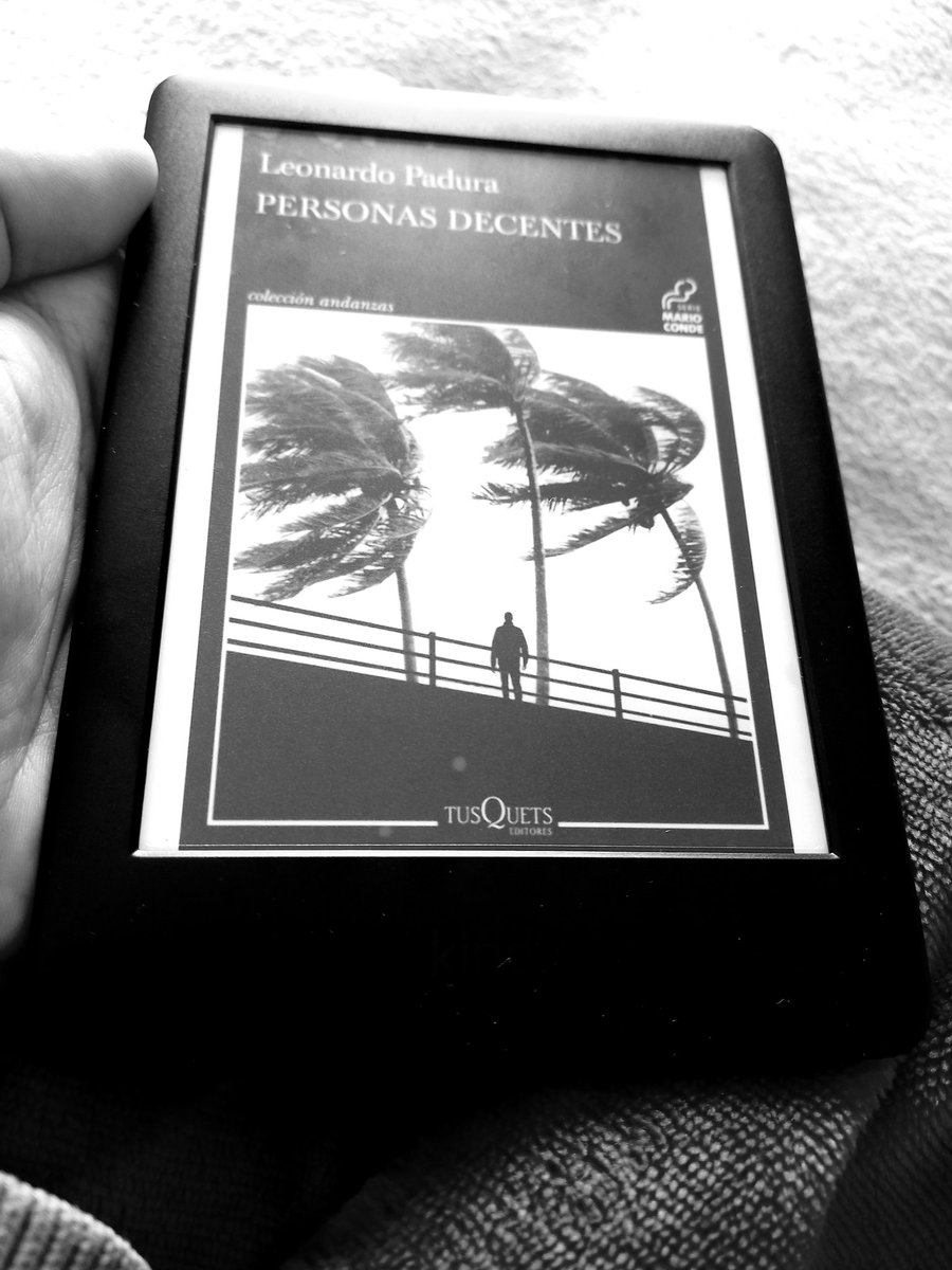 Que leen hoy? Yo me encuentro inmerso en lo nuevo de Leonardo Padura #PersonasDecentes 📚 #MarioConde 📖