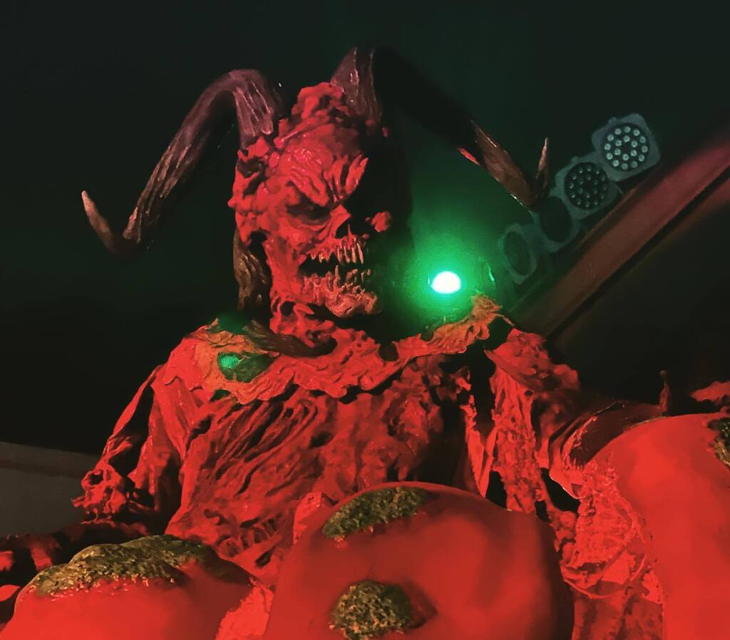 HHNYearbook's tweet photo. If you’re going to HHN tonight, be sure to pay your respects to the Pumpkin Lord! #HHN31 #HHN #HalloweenHorrorNights #HHNYearbook #HHN2022 #HHNOrlando #PumpkinLord #HorrorsofHalloween (📷: instagram/HHNYearbook) https://t.co/a4xuVoX4mQ