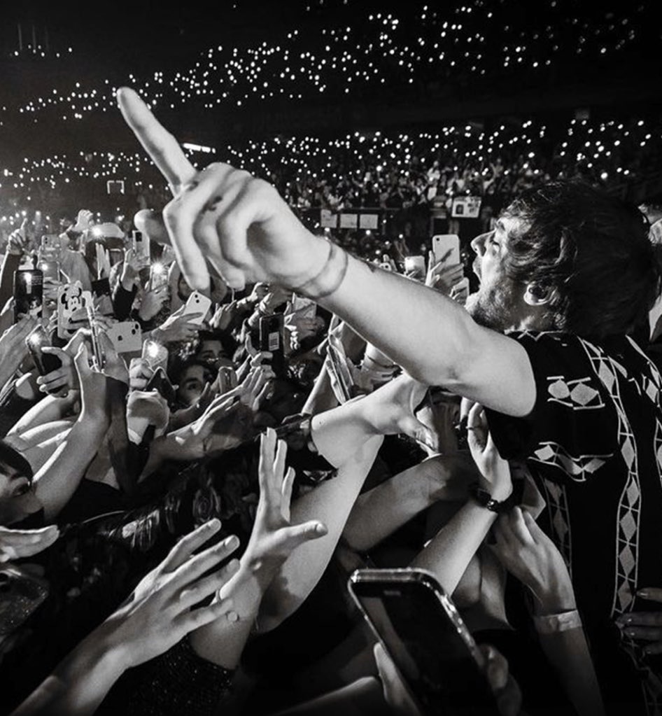 HLrainbowchile's tweet photo. 📲|| Louis ha sacado una nueva app interactiva llamada LT Live en donde los fans que asisten a los conciertos pueden ser parte de los fp de luces y compartir sus experiencias! Al entrar, lo primero que se ve es una foto de él en Chile🥺🇨🇱 https://t.co/HUjNtTwt3j