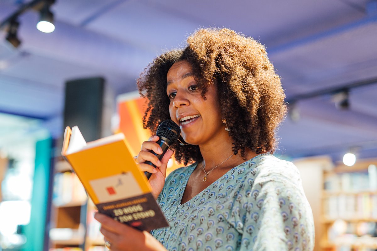 🥁 Vanaf nu ligt het Brabants Boek Present 2022 in de Brabantse boekhandels! Met trots presenteren @Tilt, @DeArbeiderspers en Cultuurfonds Noord-Brabant de vierde editie van het literaire geschenk. #nieuwenovelle #Zohoogdezonstond #SimoneAtanganaBekono bit.ly/3TIqEgK